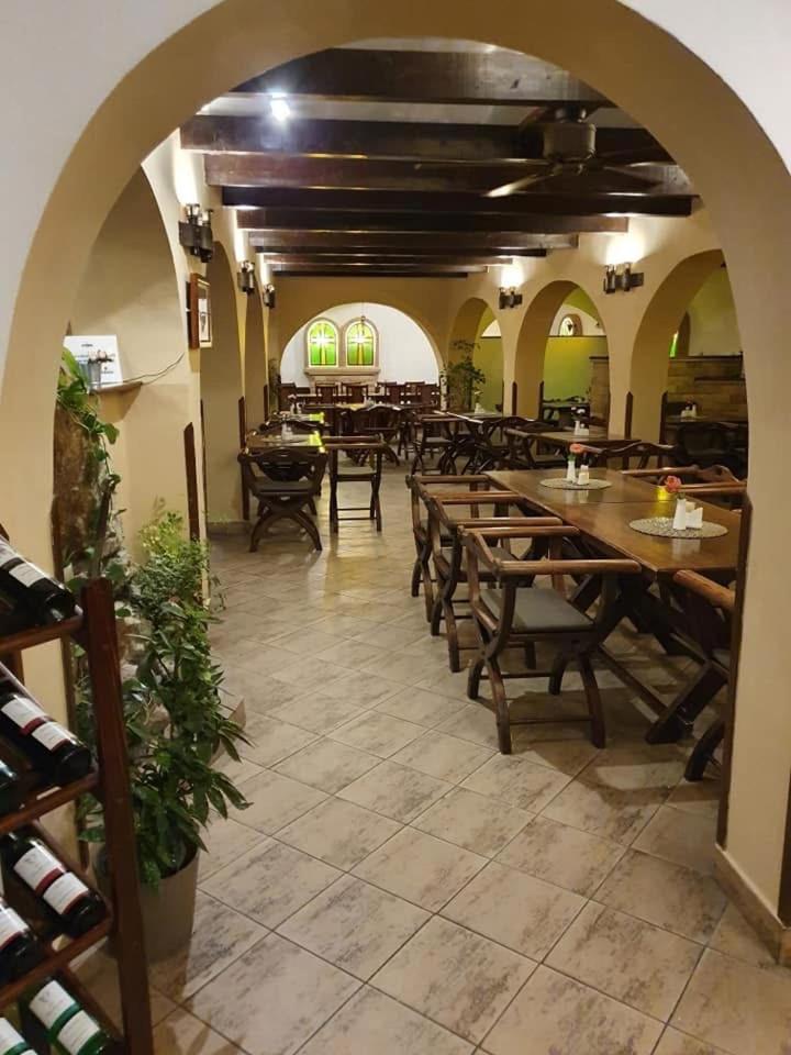 Moravská Třebová 神剑旅馆及餐厅酒店 外观 照片