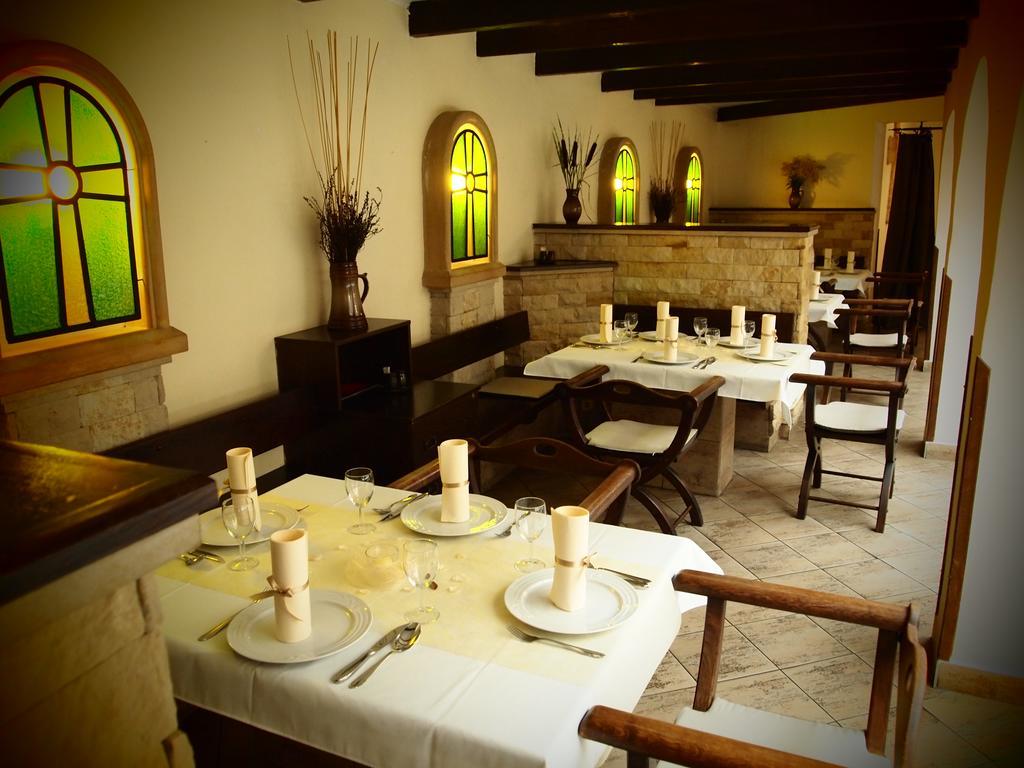 Moravská Třebová 神剑旅馆及餐厅酒店 外观 照片