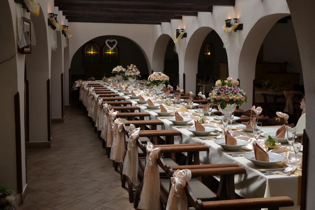 Moravská Třebová 神剑旅馆及餐厅酒店 外观 照片