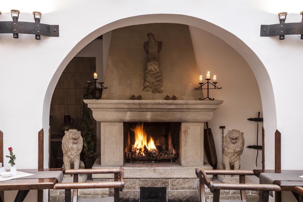 Moravská Třebová 神剑旅馆及餐厅酒店 外观 照片