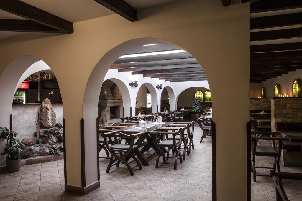 Moravská Třebová 神剑旅馆及餐厅酒店 外观 照片